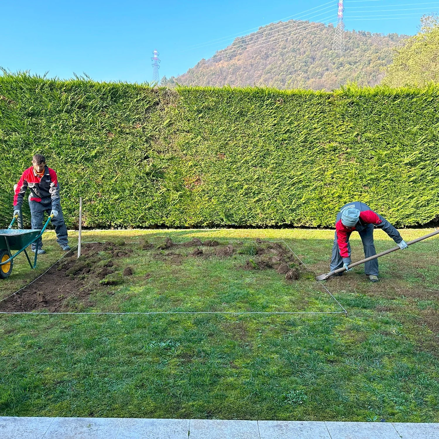 FASTBASE-JAK-ZAMONTOWAĆ-PŁYTY-TARASOWE_-KOSTKĘ-BRUKOWĄ-LUB-SZTUCZNĄ-TRAWĘ-ZA-POMOCĄ-PŁYT-FASTBASE CERAMIKA SOSNOWSKI.webp